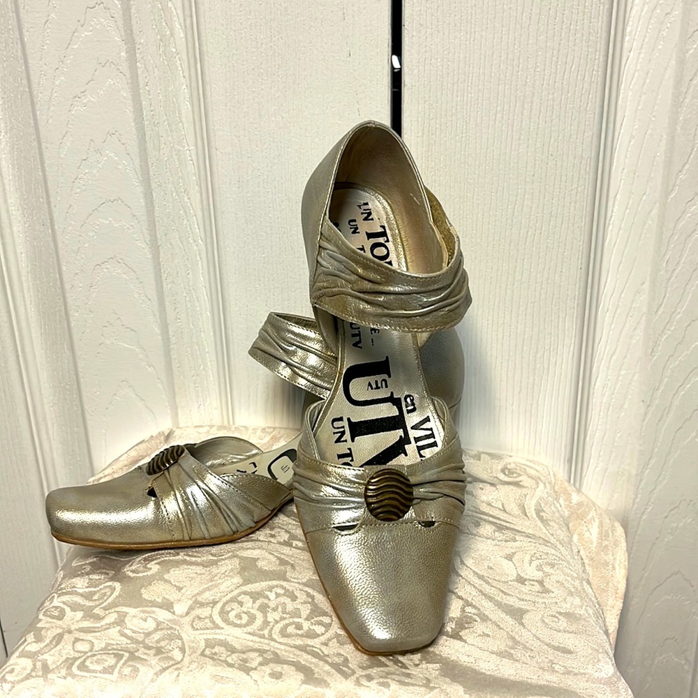 Un ville en tour pewter metallic walking shoes SZ 36
